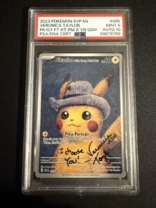 PSA 9 AUTO 10 Pikachu Grey Felt Hat #085 Veronica Taylor Autograph 2023